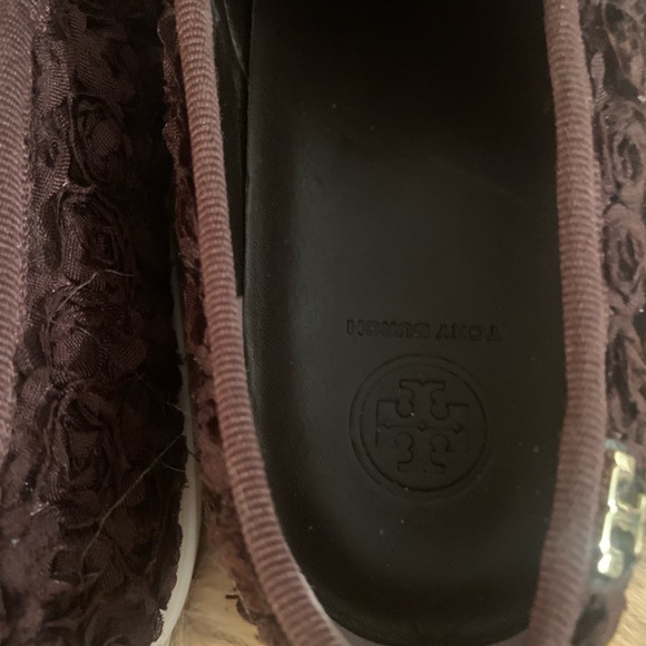 TORY BURCH BROWN FLOWER SNEAKER. - Picture 3 of 6